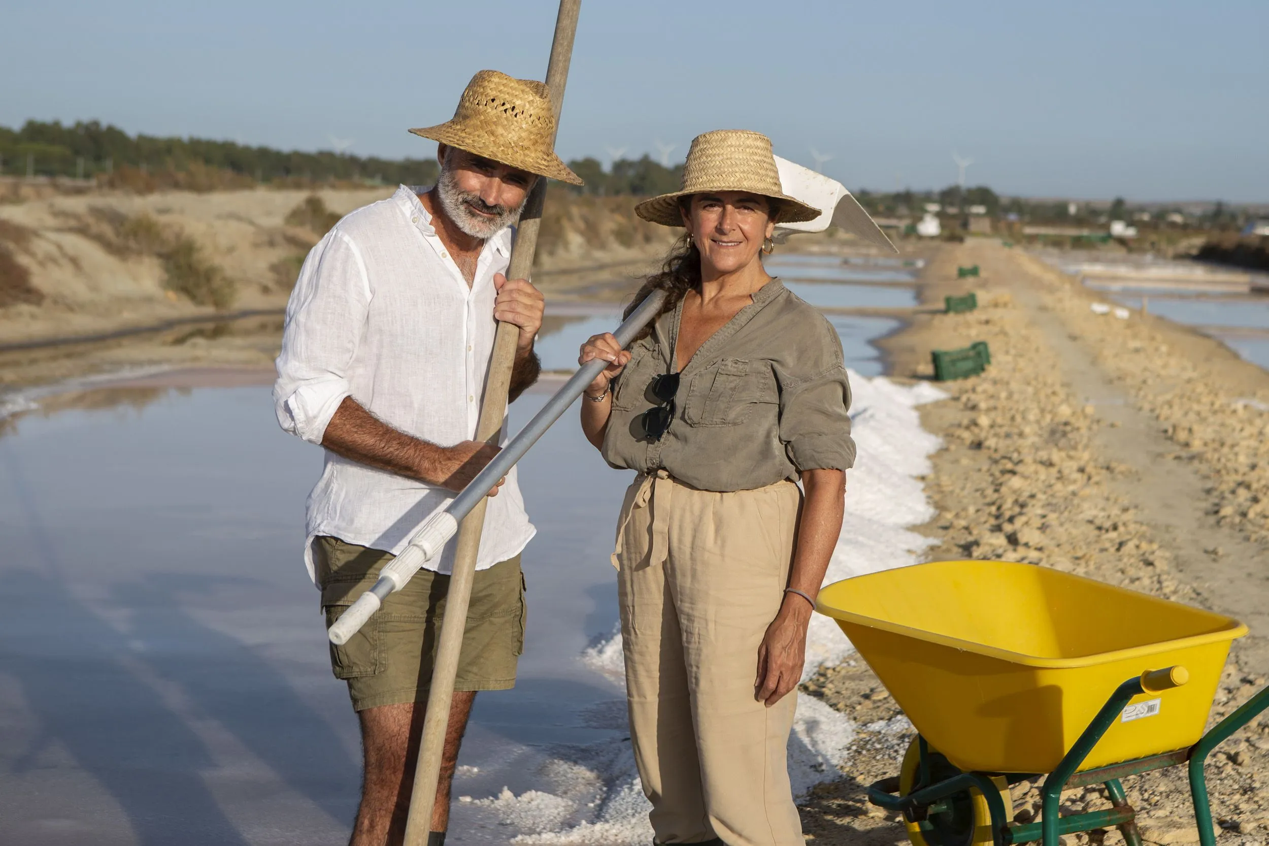 Fundadores de Salinas de Cádiz en la marisma salinera tradicional